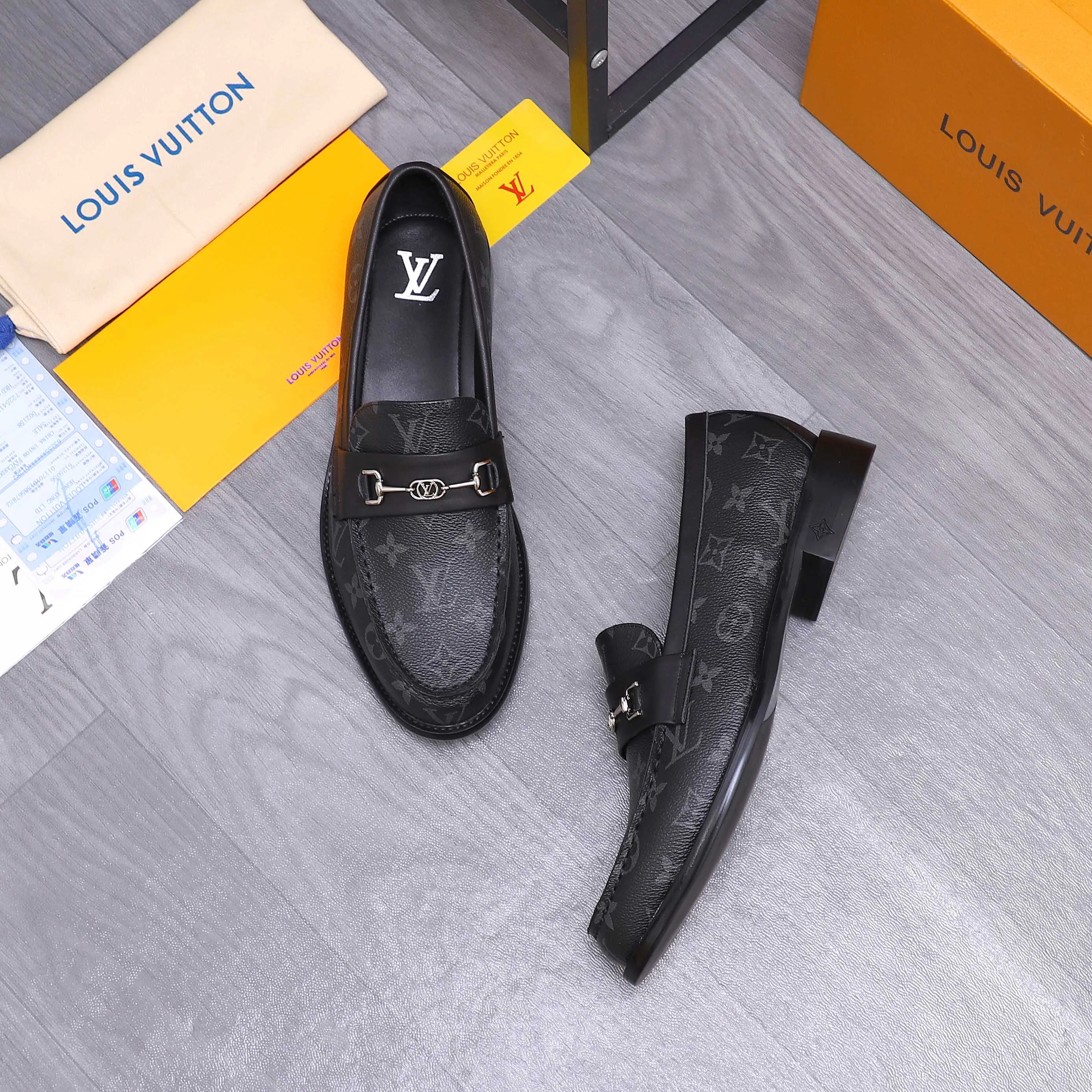 Men's shoes 💰660 Product trademark: LV [Louis Vuitton] business casual slip-on leather shoes, regular size. Size: 39-44 (38.45 custom-made, non-returnable) Product materials: Selected classic printed upper, cowhide lining, original outsole